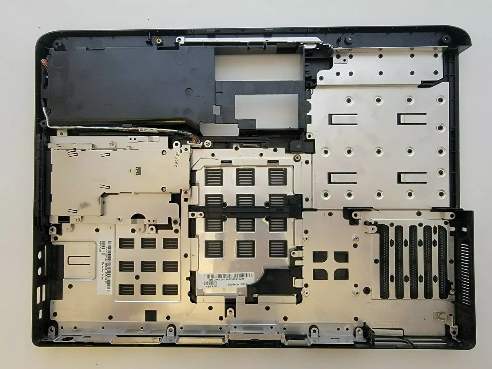 Dell Inspiron 6400 E1505 Bottom Base Cover Memory Cover 0KD882 KD882 ( Used )