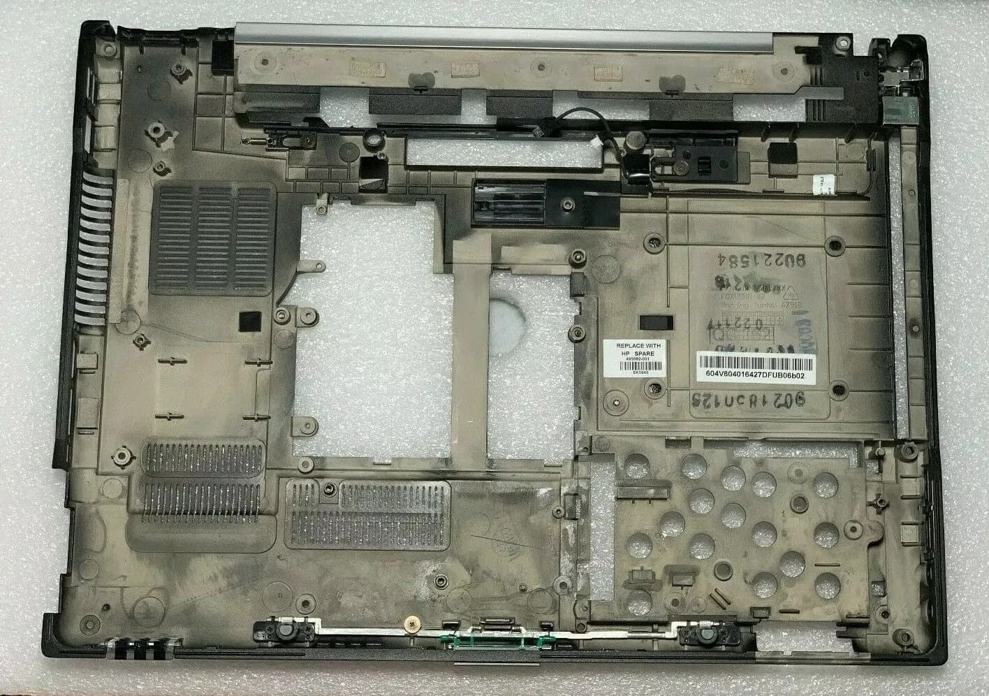 bottom base cover laptop HP EliteBook 8530p 495082-001 ( Used )