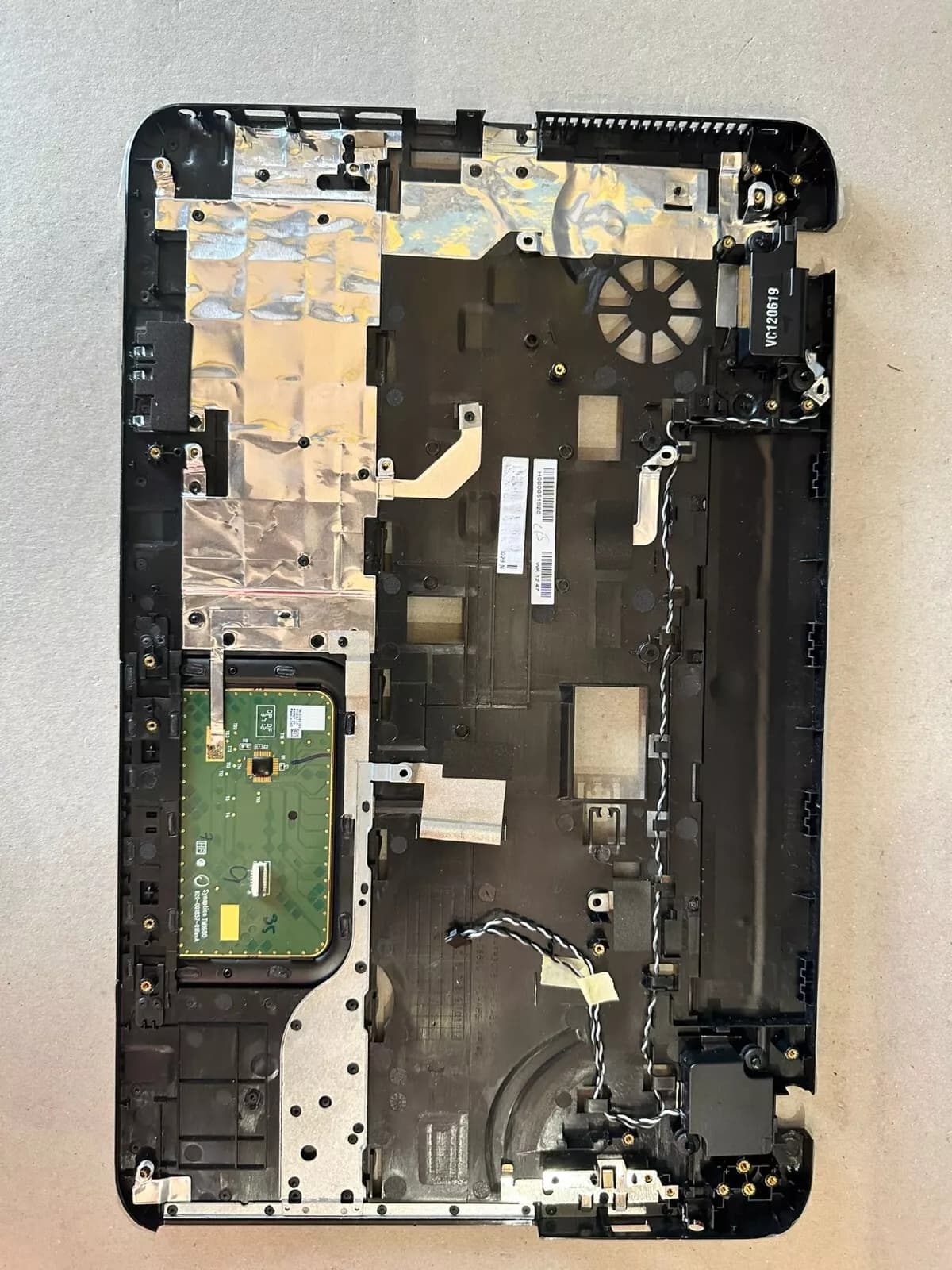 Palmrest with Touchpad & speaker Toshiba Satellite L850 P/N: H000051920 ( Used )