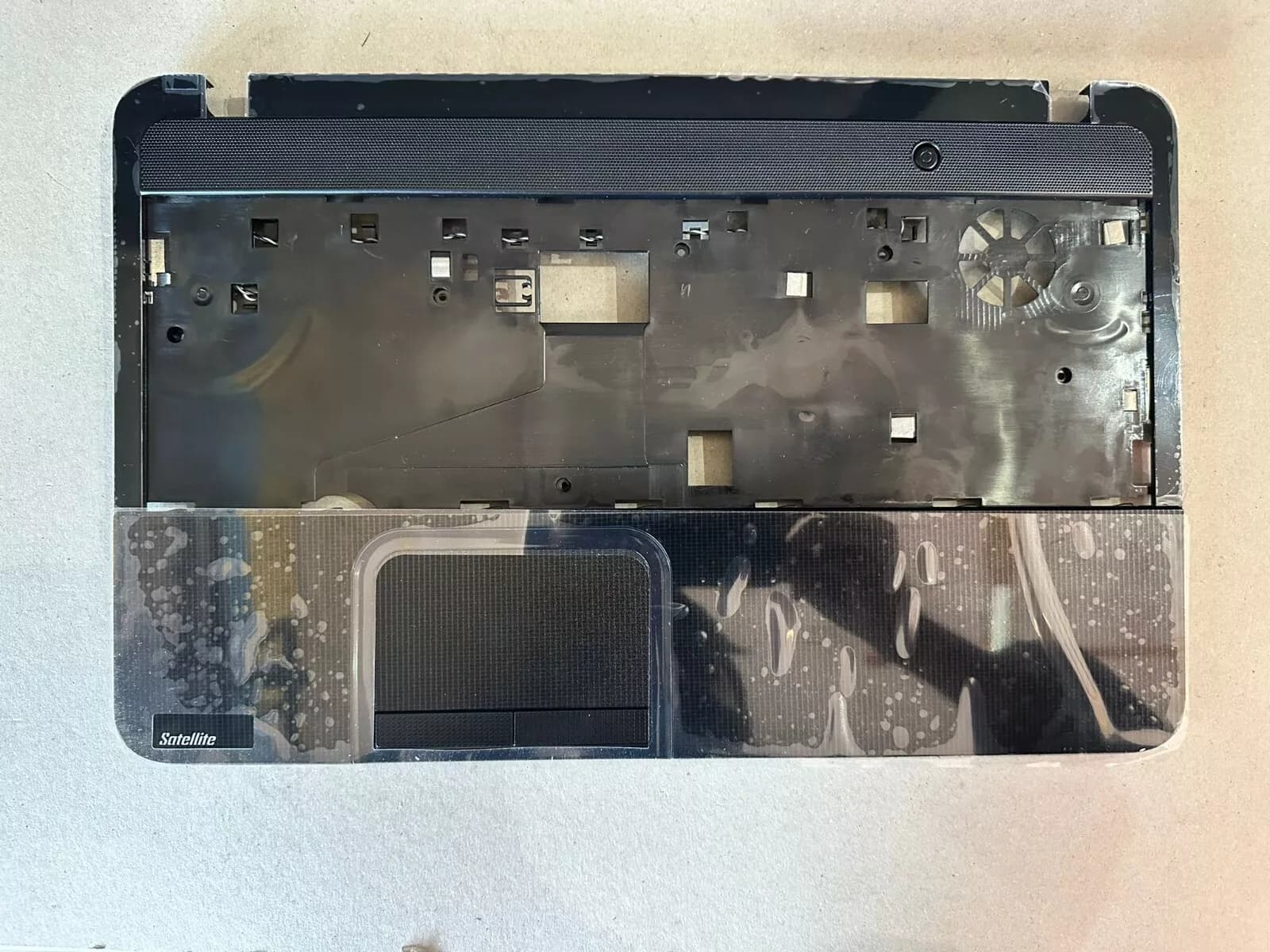 Palmrest with Touchpad & speaker Toshiba Satellite L850 P/N: H000051920 ( Used )